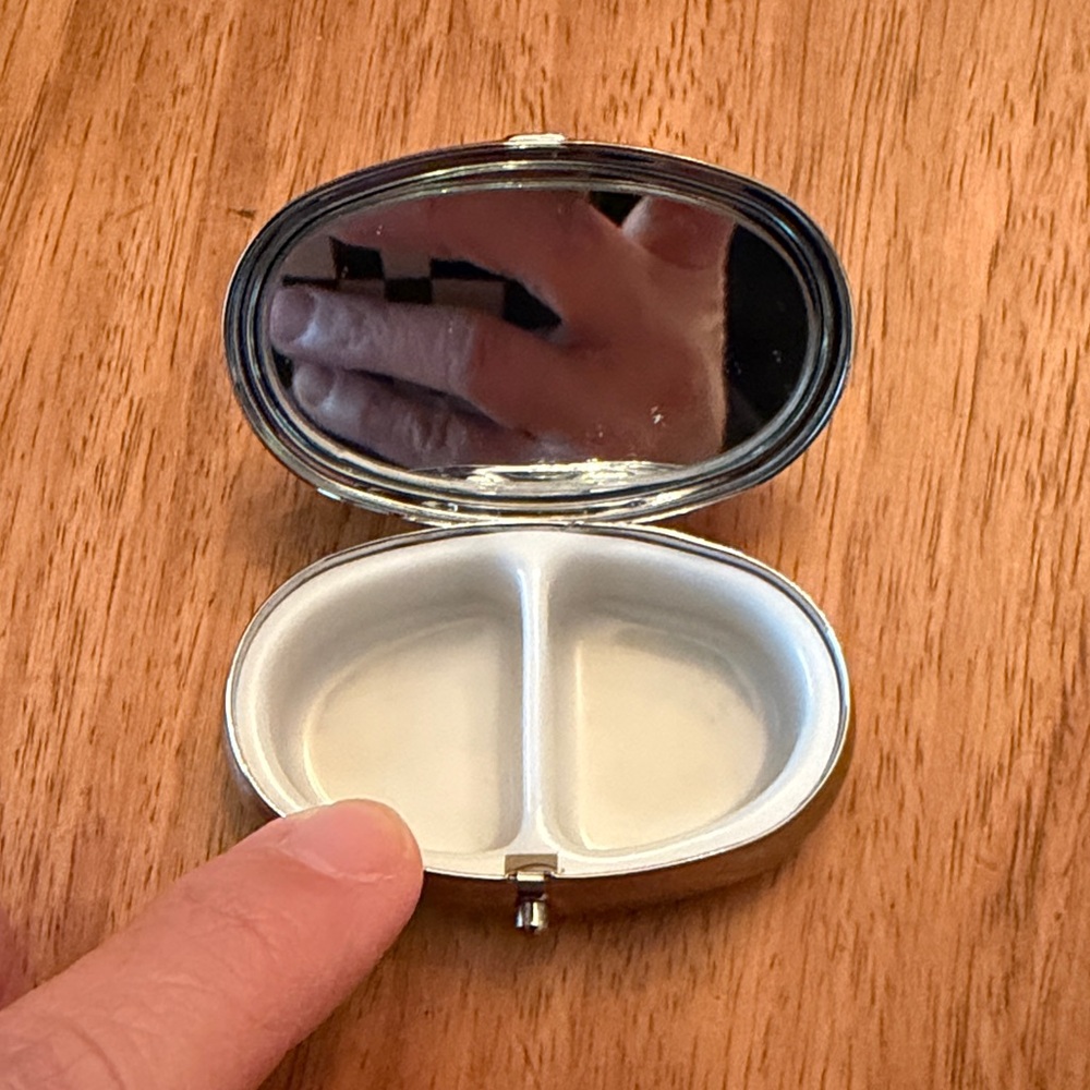 Excellent Vintage Rare Butterfly Pillbox with Mirror Crystal Gem Accents - Picture 3 of 4